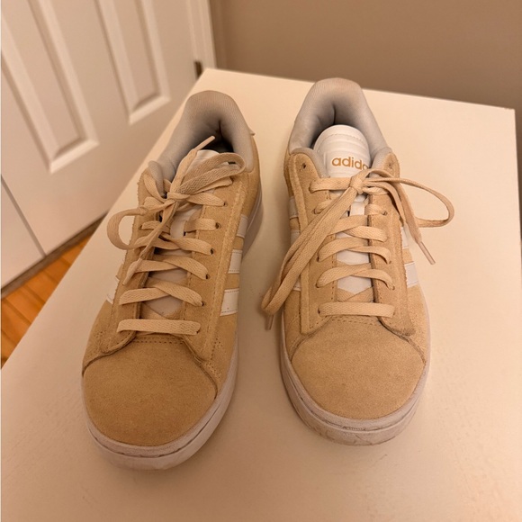 Adidas sneaker size 8 - Picture 1 of 4